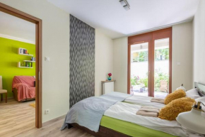 Charming Apartment with Quiet Garden in Downtown